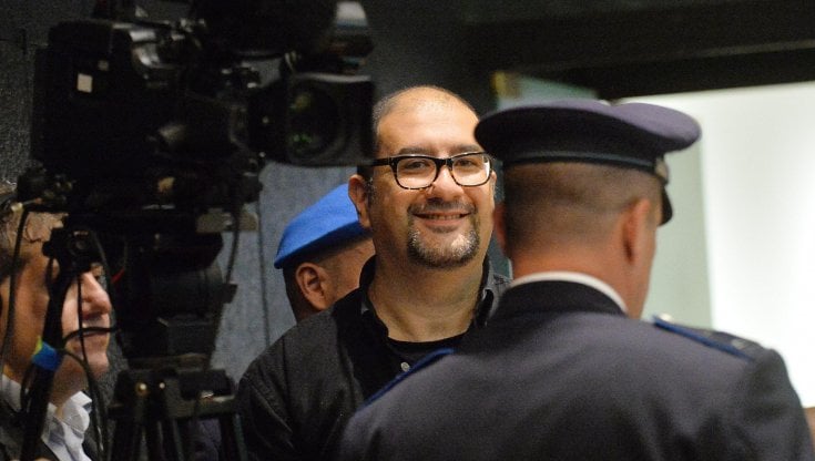 Cospito, dopo la sospensione dello sciopero della fame migliorano le sue condizioni di salute: "Pesa oltre 74 chili"