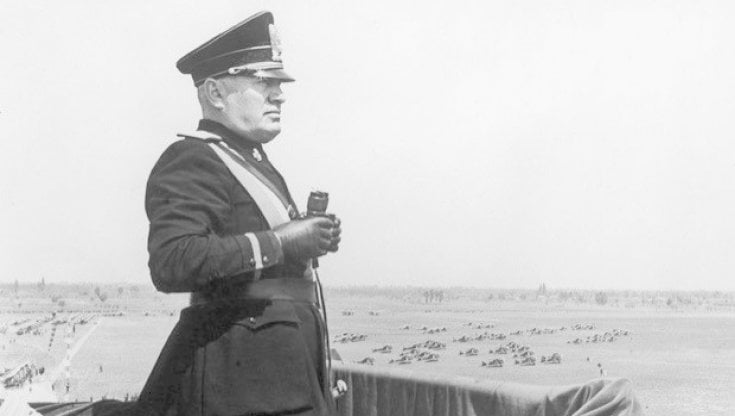 Benito Mussolini all&rsquo;aeroporto Caselle&nbsp;di Torino&nbsp;nel 1939 (foto Getty Images)