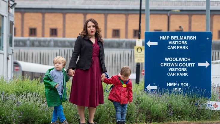 Stella Moris con i figli Gabriel (a sinistra) e Max fuori dal carcere di Belmarsh, Londra&nbsp;