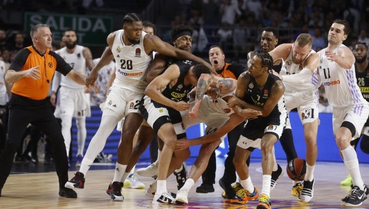 Un momento della rissa tra i giocatori di Real e Partizan