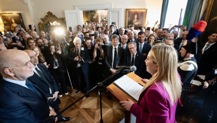 Giorgia Meloni all'ambasciata d'Italia a Londra