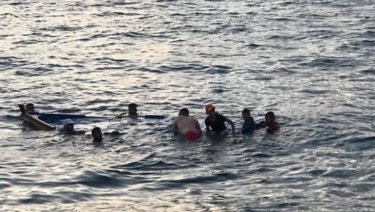 Tunisia, l'obitorio di Sfax è saturo dei corpi dei migranti dopo una serie di naufragi: l'aumento dei flussi verso l'Italia è stato del 300%
