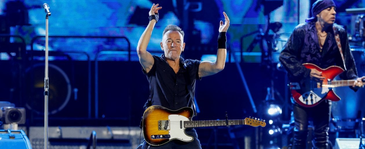 Bruce Springsteen fa ballare nel buio con i sogni di rock’: “Bisogna vivere ogni attimo”. 