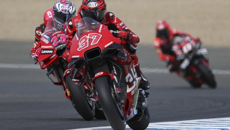 Motogp, a Jerez pole di Aleix Espargaro con l'Aprilia. Bagnaia quinto, Bastianini si ritira