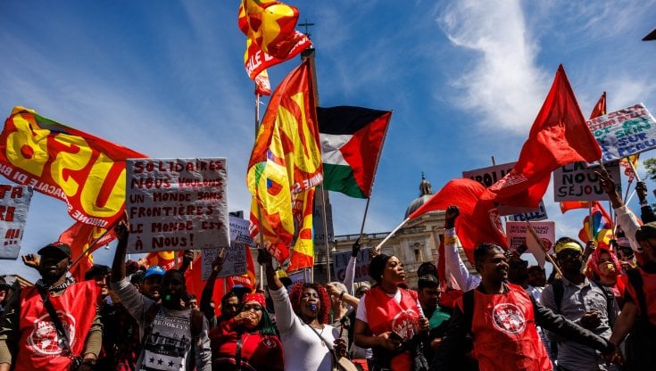 Una immagine della protesta delle comunit&agrave; dei migranti contro il decreto Cutro