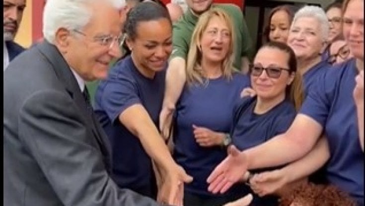 Il Presidente Mattarella tra i lavoratori del distretto della meccatronica a Reggio Emilia per la festa del lavoro (Twitter Quirinale)