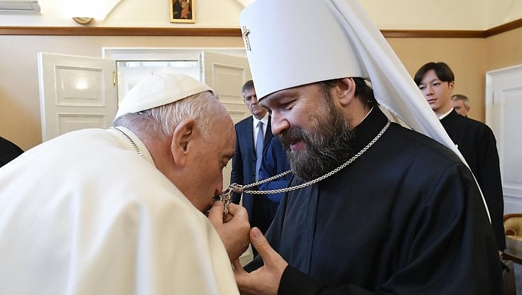 Il Papa a Budapest riceve il metropolita russo Hilarion: una spinta per la pace in Ucraina