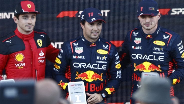 Il podio della sprint race di Baku. Da sinistra: Leclerc 3&deg;, Perez 1&deg; e Verstappen 2&deg;
