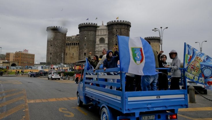 Mille colori, una fede e la città: a Napoli dove il tifo diventa una religione