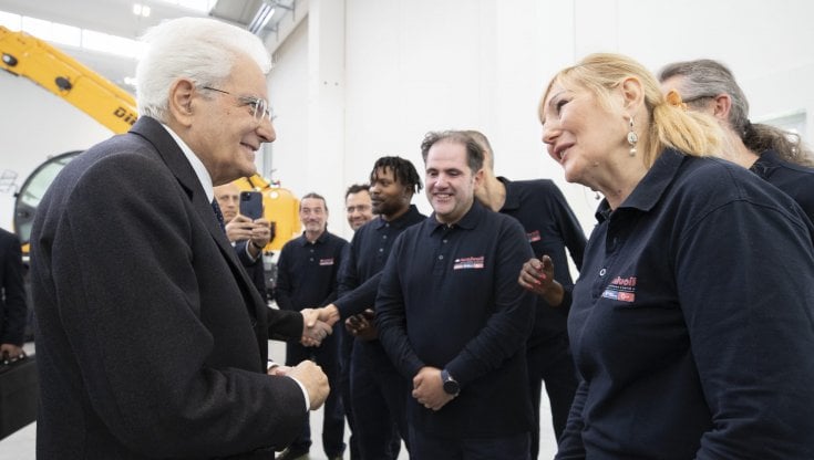 Reggio Emilia, 29 aprile: il presidente della Repubblica Sergio Mattarella con i lavoratori della Walvoil Spa