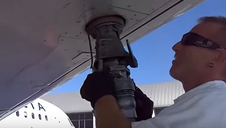 RIFORNIMENTO DI CARBURANTE PER UN AEREO