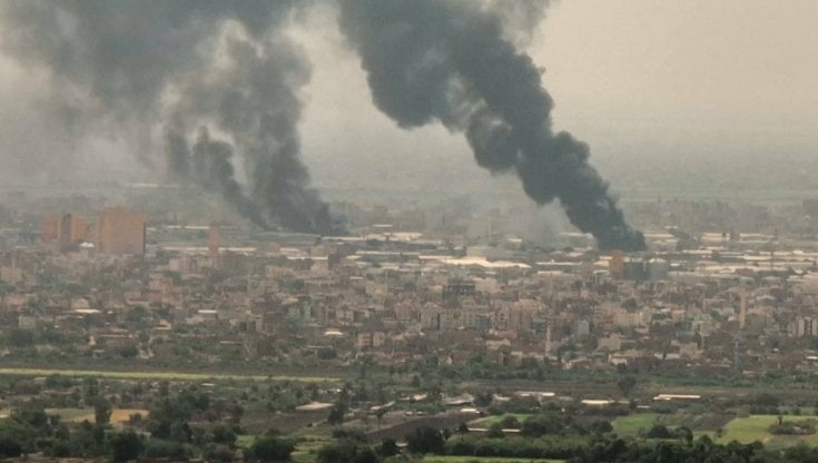 Il fumo si alza sopra la citt&agrave; di Khartoum, 28 aprile