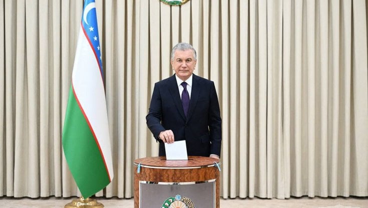Il presidente uzbeko Shavkat Mirziyoyev vota a Tashkent
