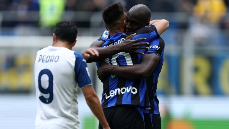 L'abbraccio tra Lukaku e Lautaro
