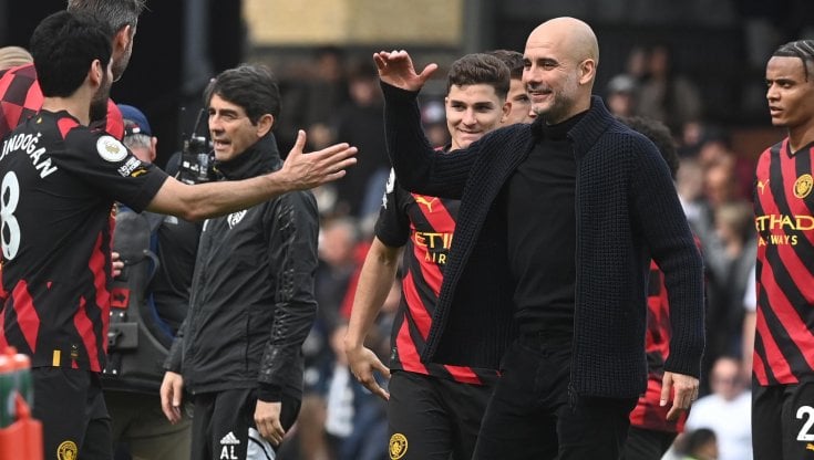 Guardiola festeggia a fine partita con i giocatori