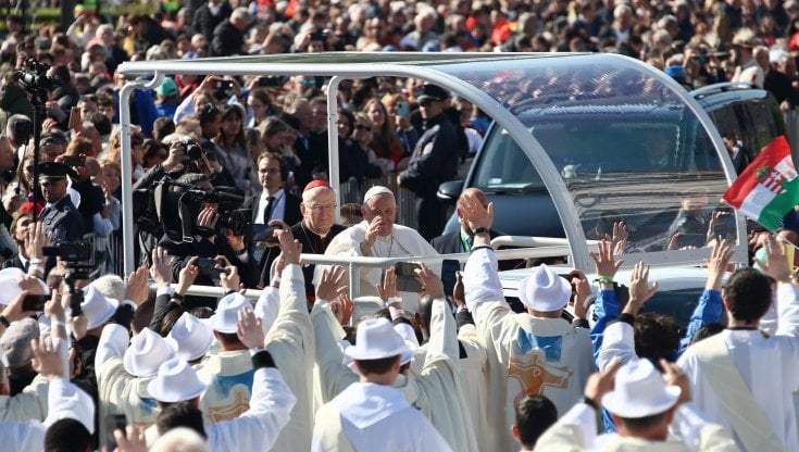 Papa Francesco: "Disposto a tutto per la pace in Ucraina, è in corso una missione vaticana"