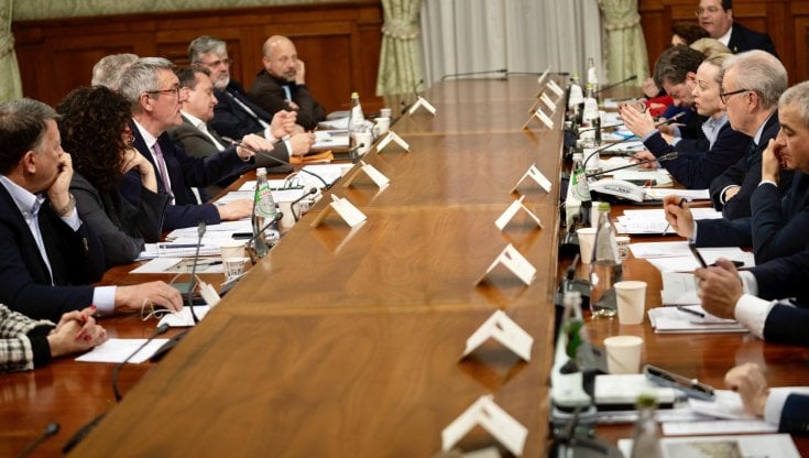 Meloni attacca Landini e scommette sul cuneo. La Cisl apre al dialogo