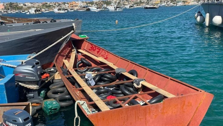 Uno dei barchini della morte rimasto nel molo di Lampedusa