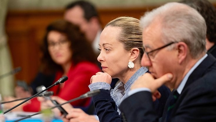 La premier Meloni e il sottosegretario Mantovano all'incontro con i sindacati