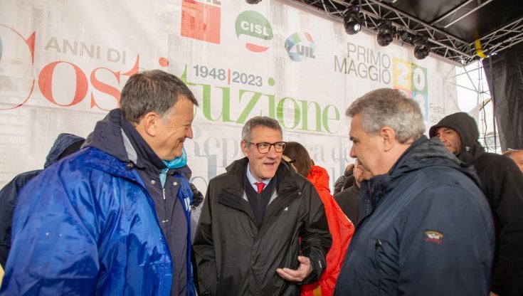 “Mobilitazione permanente”. Le piazze dei sindacati uniscono Pd, M5S e Sinistra