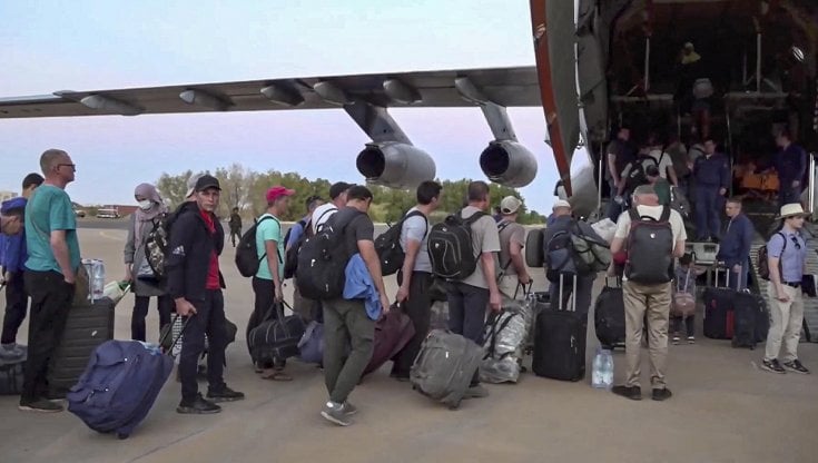 Sudan, Onu: "Si rischiano 800mila sfollati". Tentativi di negoziato in Arabia Saudita 
