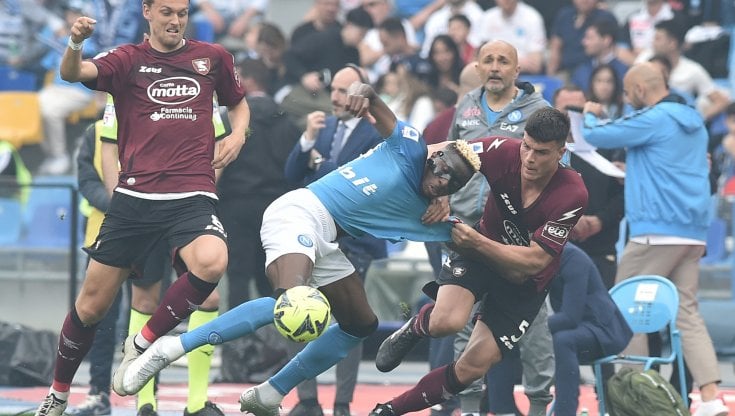 Osimhen in azione contro la Salernitana