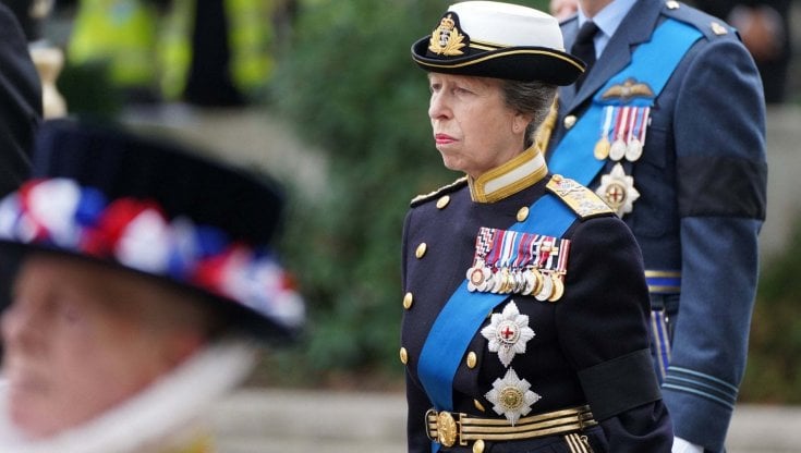 Royal Family, la principessa Anna critica il fratello re Carlo: “Non sono d’accordo con la monarchia snella”