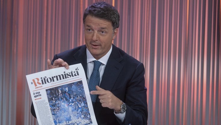 Matteo Renzi con la prima pagina del "Riformista"