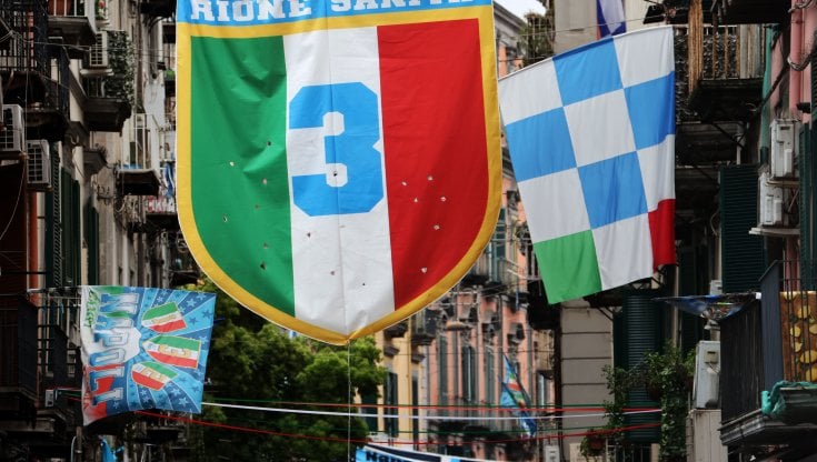 Una strada di Napoli addobbata per la vittoria dello scudetto