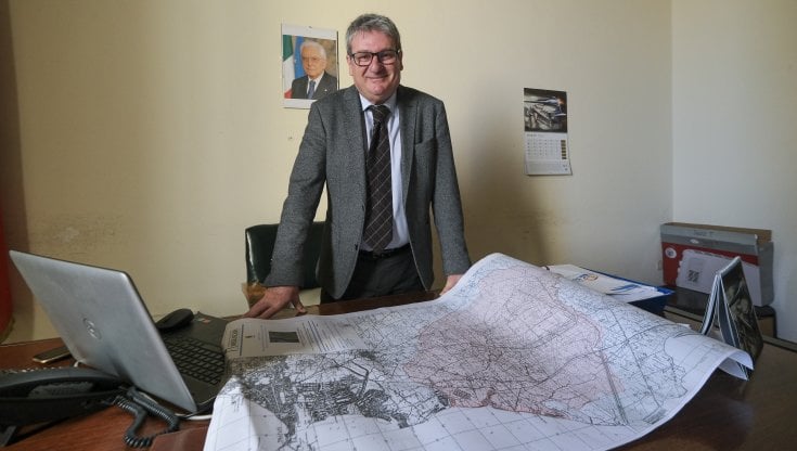 Il primo cittadino di Misiliscemi, Salvatore Tallarita mostra i 13 chilometri di territorio da governare. foto di Igor Petyx