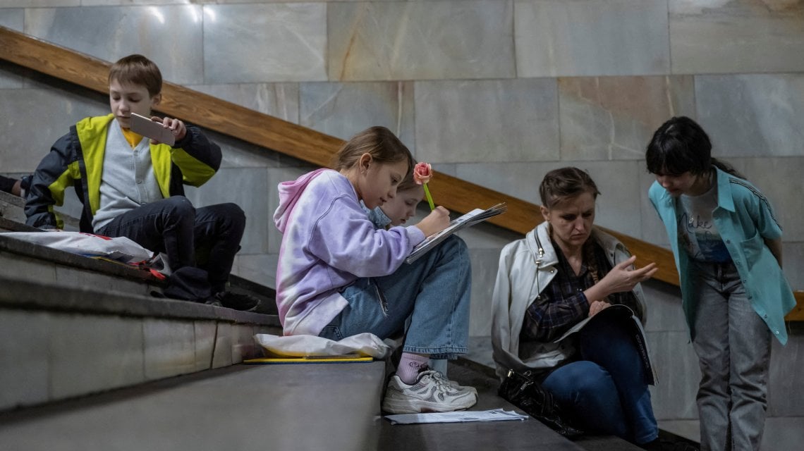 Al riparo in una stazione della metropolitana di Kiev durante gli ultimi attacchi russi sulla capitale ucraina