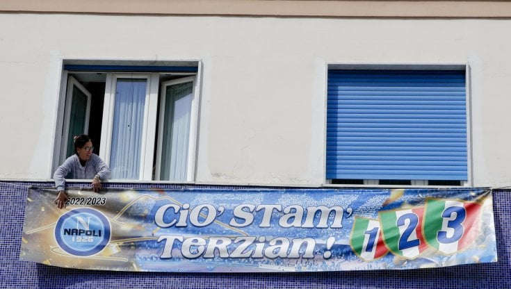 Uno striscione esposto su un palazzo di Napoli