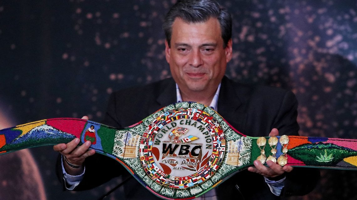 Il presidente del Wbc, Mauricio Sulaiman, mostra la cintura creata appositamente per l'evento