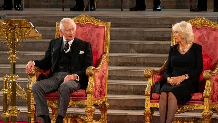 Gli amori, i divorzi, la passione per l'ambiente: chi è Carlo III, il nuovo re inglese