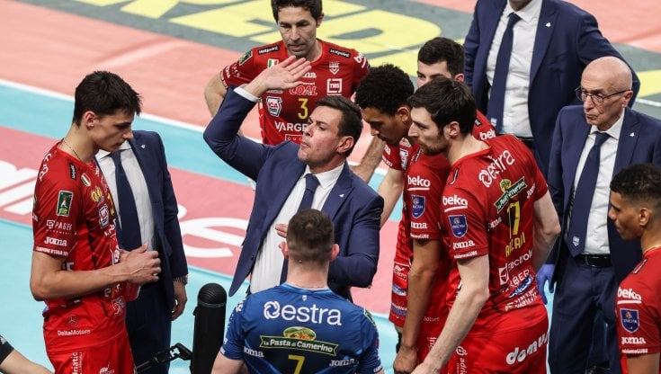 Gianlorenzo Blengini coi giocatori della Lube