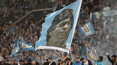 L'ultima carezza di Napoli a Maradona