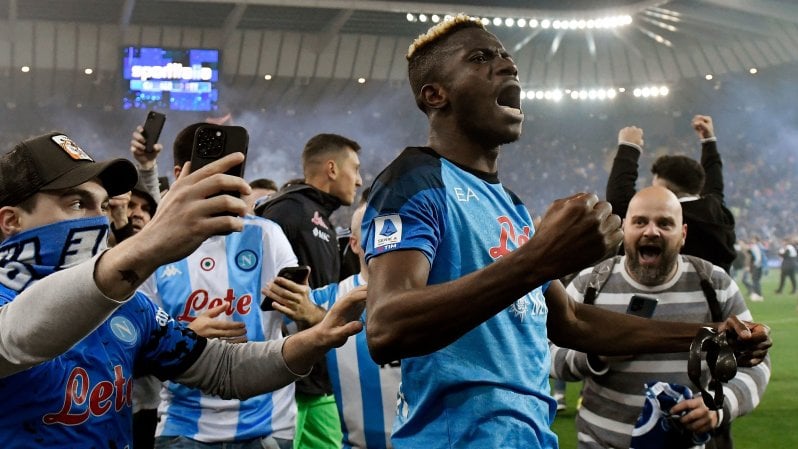 Osimhen, il supereroe in maschera nuovo re di Napoli