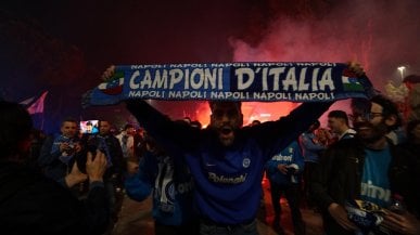 Napoli, la citt&agrave; della gioia: ore 22.37, esplode la festa dopo 33 anni