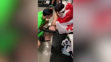 <a href="https://video.repubblica.it/edizione/napoli/scudetto-napoli-kvaratskhelia-piange-bandiera-georgia/443899/444862?ref=RHEX-BG-I398785731-P2-S3-T1">Kvaratskhelia&nbsp;piange avvolto nella bandiera della Georgia</a>