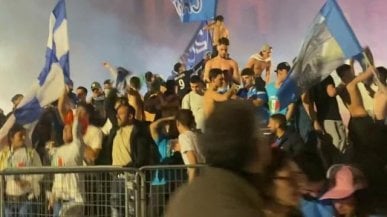 <a href="https://video.repubblica.it/edizione/napoli/scudetto-napoli-l-urlo-della-citta-al-fischio-finale-il-boato-dallo-stadio-ai-quartieri/443900/444863?ref=RHEX-BG-I398785731-P2-S1-T1">L'urlo della citt&agrave; al fischio finale: dallo stadio ai Quartieri Spagnoli</a>