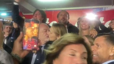 <a href="https://video.repubblica.it/edizione/napoli/il-napoli-vince-lo-scudetto-bacio-tra-de-laurentiis-e-la-moglie-al-maradona/443889/444852?ref=RHEX-BG-I398785731-P2-S4-T1">Il bacio tra Aurelio De Laurentiis e la moglie al Maradona</a>