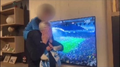 <a href="https://video.repubblica.it/edizione/napoli/scudetto-napoli-nino-d-angelo-al-nipote-sei-campione/443895/444858?ref=RHEX-BG-I398785731-P2-S9-T1">Nino D'Angelo al nipote: "Sei campione!"</a>