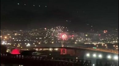 <a href="https://video.repubblica.it/edizione/napoli/scudetto-napoli-fuochi-d-artificio-e-fumogeni-sparati-da-ogni-angolo-della-citta/443890/444853?ref=RHEX-BG-I398785731-P2-S8-T1">Fuochi d'artificio sparati in ogni angolo delal citt&agrave;</a><a href="https://video.repubblica.it/edizione/napoli/scudetto-napoli-fuochi-d-artificio-e-fumogeni-sparati-da-ogni-angolo-della-citta/443890/444853?ref=RHEX-BG-I398785731-P2-S8-T1"><br /></a>