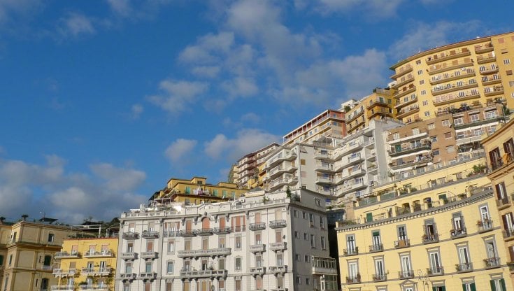 Caro mutui, cosa succede dopo il rialzo dei tassi Bce? Ecco come cambia la rata variabile e sale il costo dei nuovi fissi
