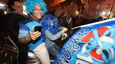 Napoli, il Carnevale di una citt&agrave;. L'energia del vulcano brucia la rassegnazione
