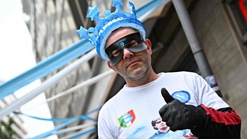 La maschera di Osimhen, il caff&egrave; di Starace, la musica: lo scudetto &egrave; anche scaramanzia