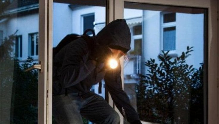Furti in casa: è la prima paura degli italiani. E uno su 4 comprerebbe un'arma