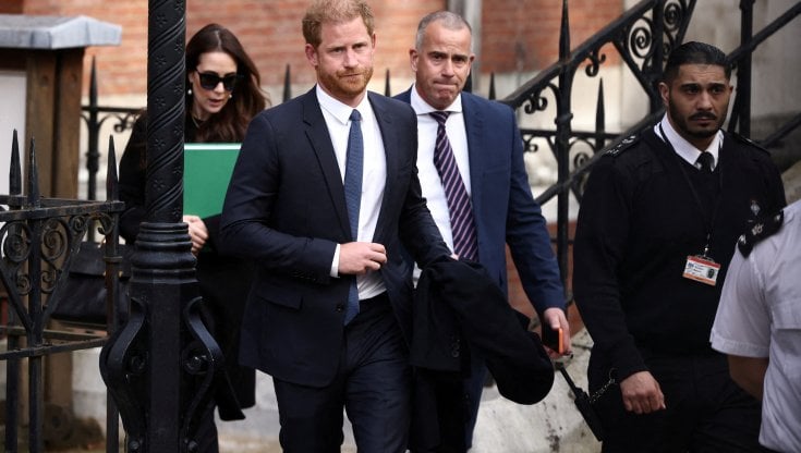 Harry a Londra per l'incoronazione di Carlo: toccata e fuga senza Meghan 