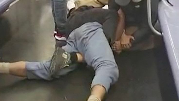 Il video di Jordan Neely immobilizzato a terra, girato da un passeggero