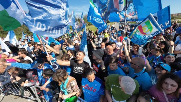 Fan del Napoli nei campi di allenamento di Castel Volturno (Caserta)